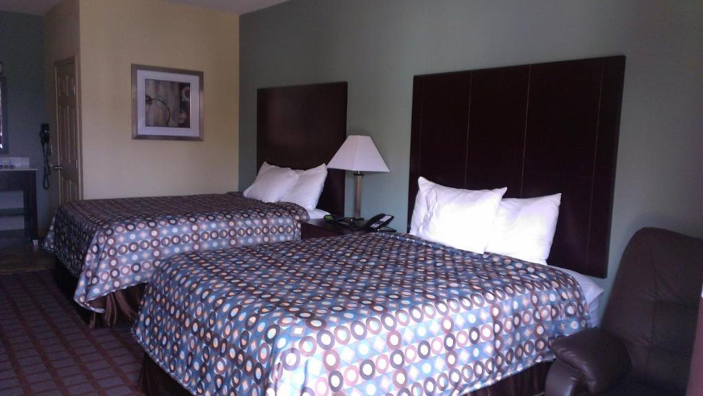 Pearsall Inn And Suites الغرفة الصورة