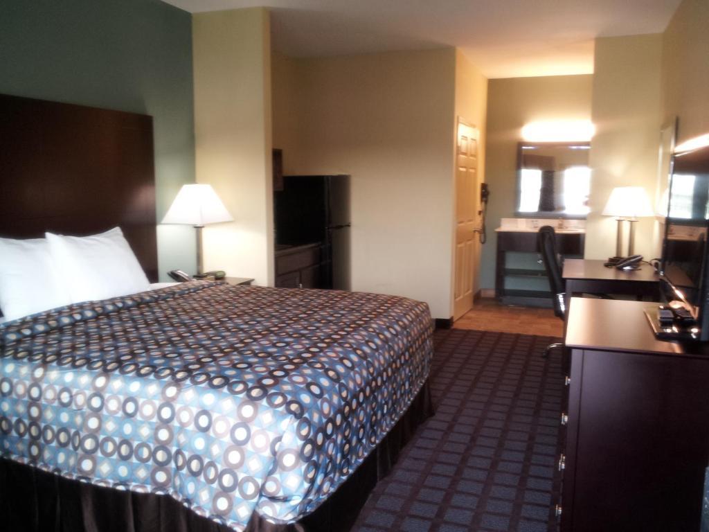 Pearsall Inn And Suites الغرفة الصورة