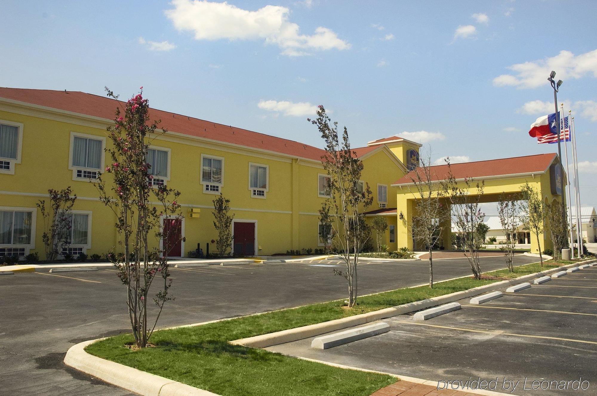 Pearsall Inn And Suites المظهر الخارجي الصورة