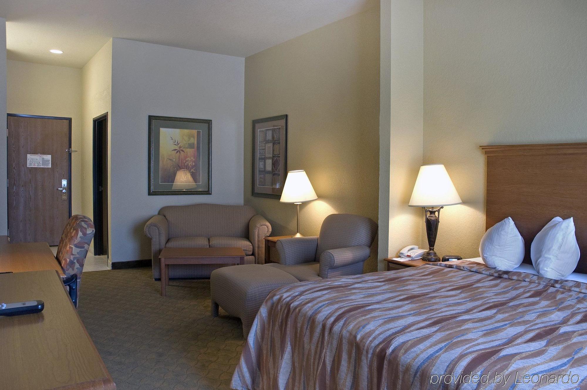 Pearsall Inn And Suites الغرفة الصورة