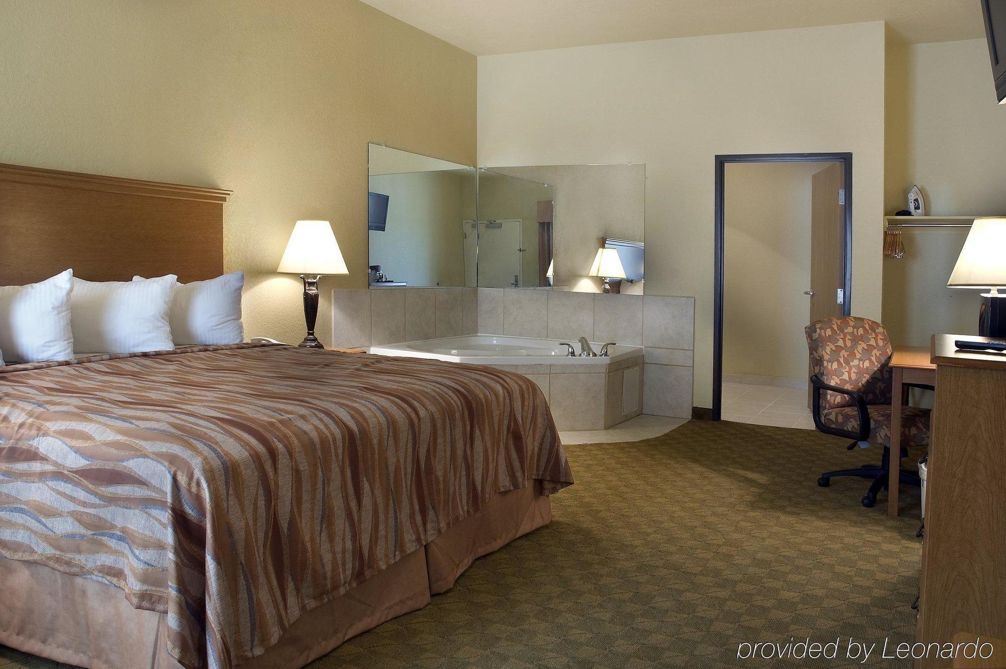 Pearsall Inn And Suites الغرفة الصورة