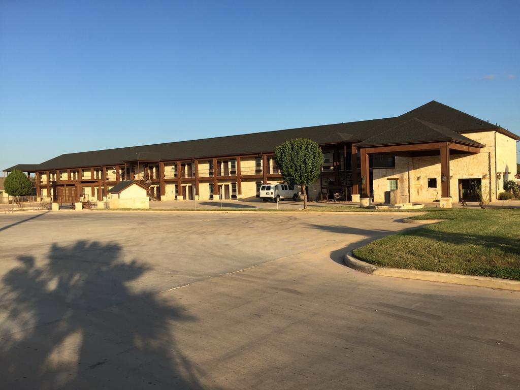 Pearsall Inn And Suites المظهر الخارجي الصورة