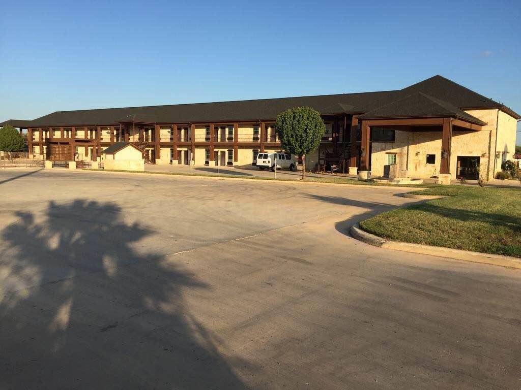 Pearsall Inn And Suites المظهر الخارجي الصورة
