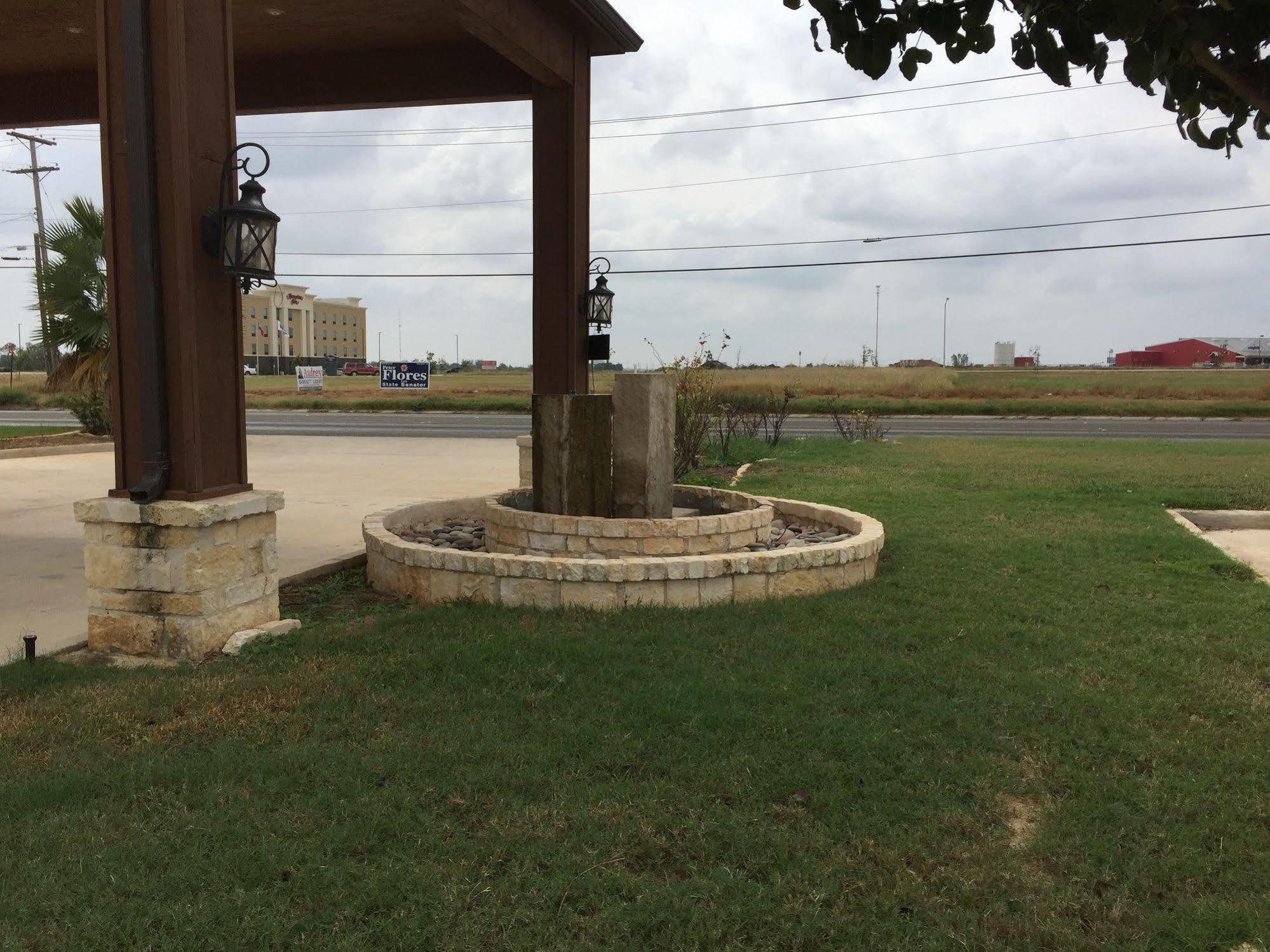 Pearsall Inn And Suites المظهر الخارجي الصورة