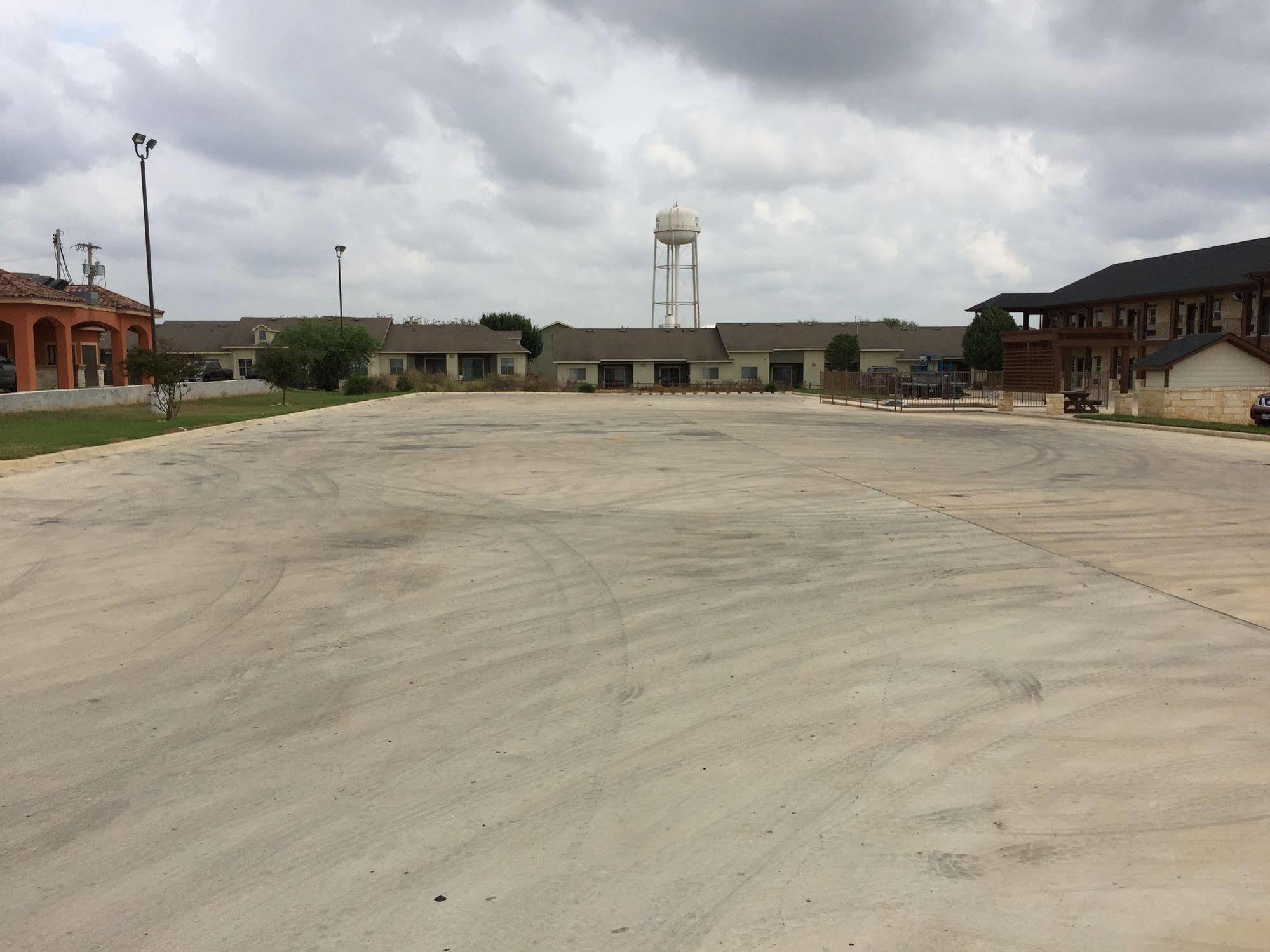 Pearsall Inn And Suites المظهر الخارجي الصورة