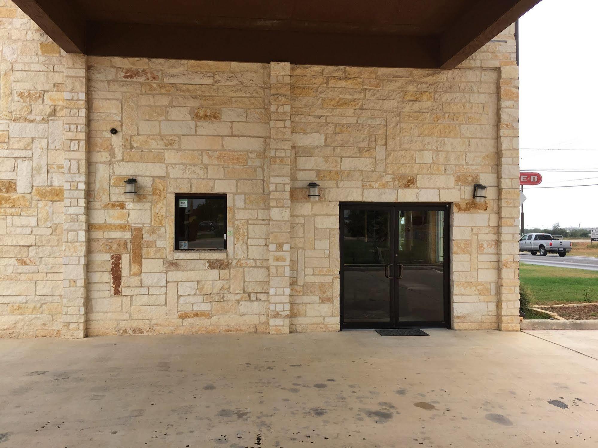 Pearsall Inn And Suites المظهر الخارجي الصورة
