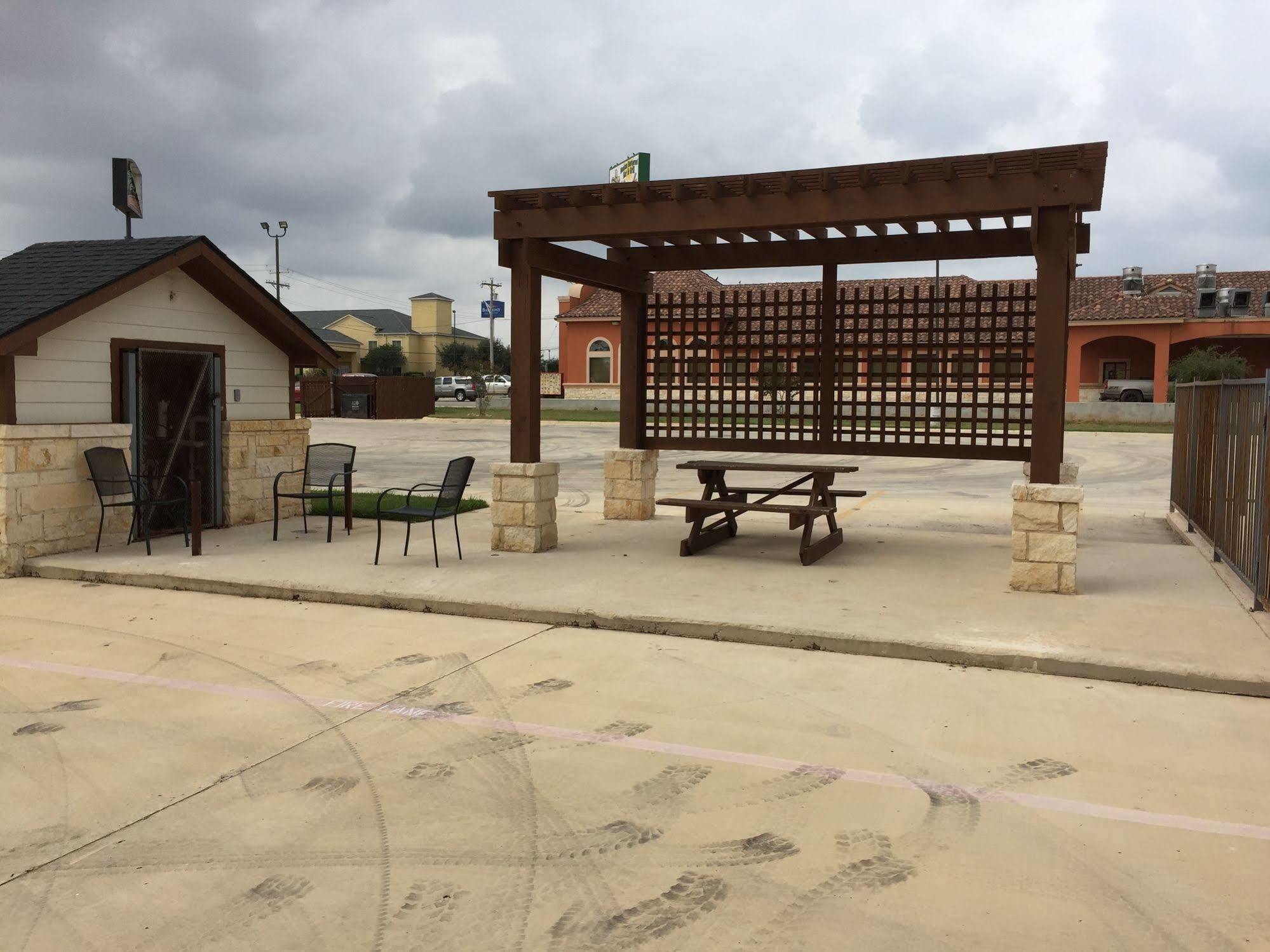 Pearsall Inn And Suites المظهر الخارجي الصورة