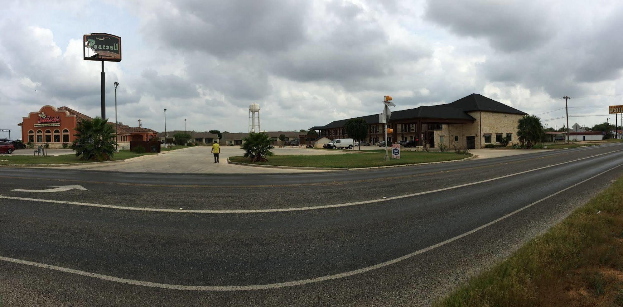Pearsall Inn And Suites المظهر الخارجي الصورة