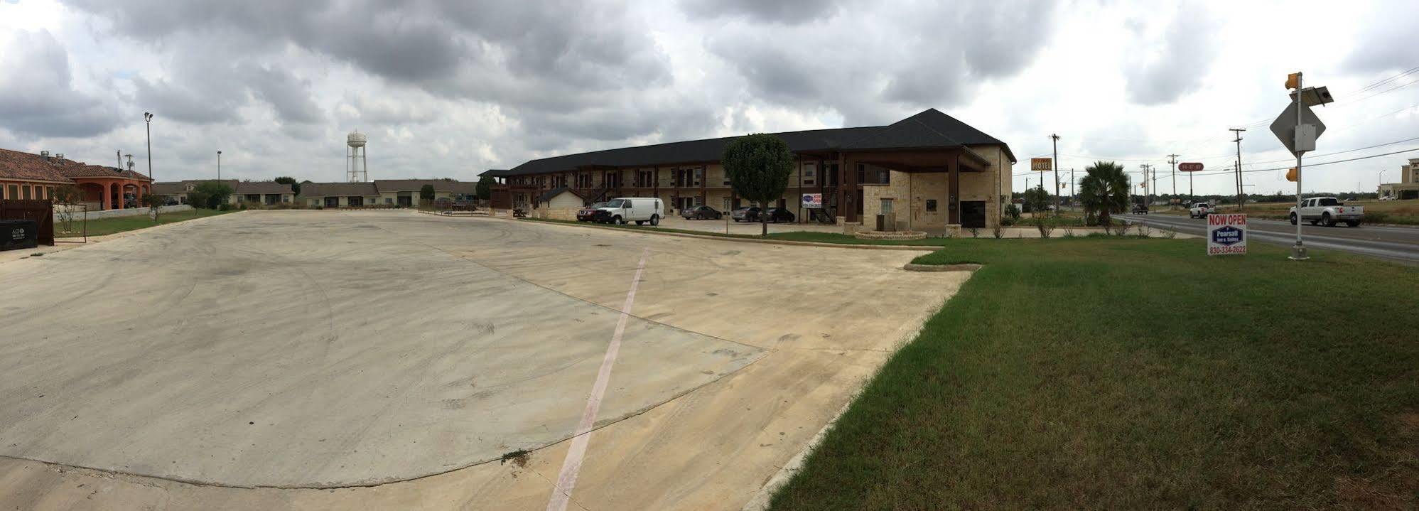 Pearsall Inn And Suites المظهر الخارجي الصورة