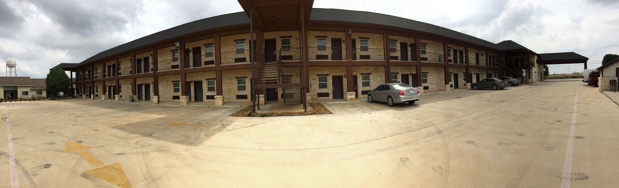 Pearsall Inn And Suites المظهر الخارجي الصورة